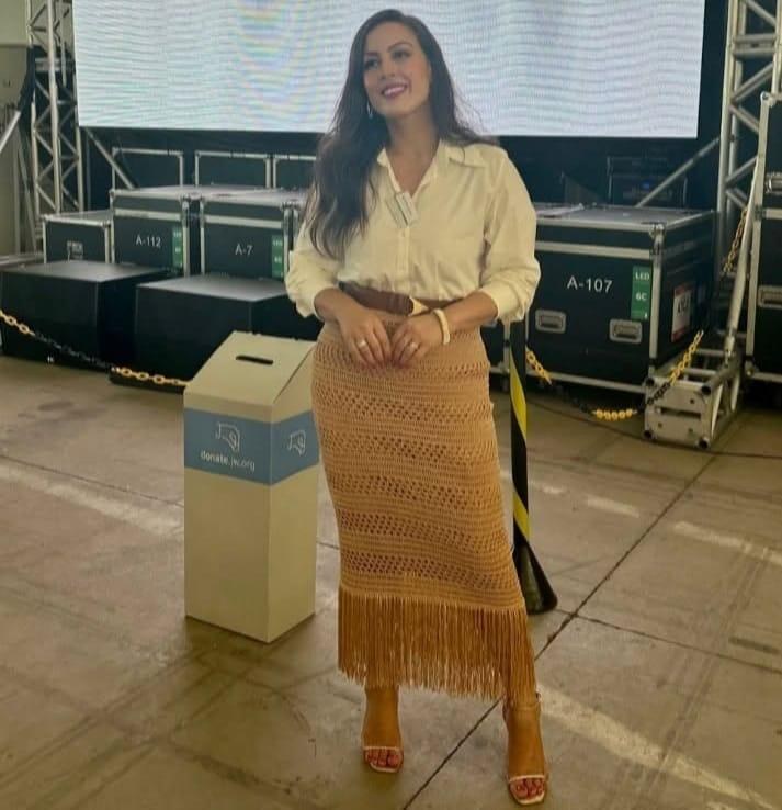 Saia midi com franjas