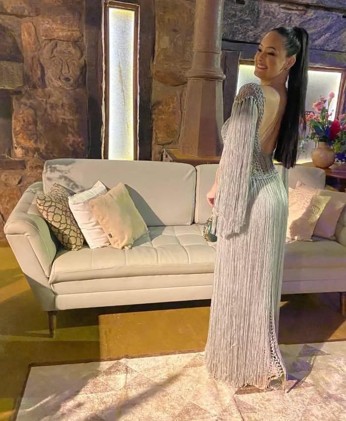 Vestido longo de franjas com costas abertas