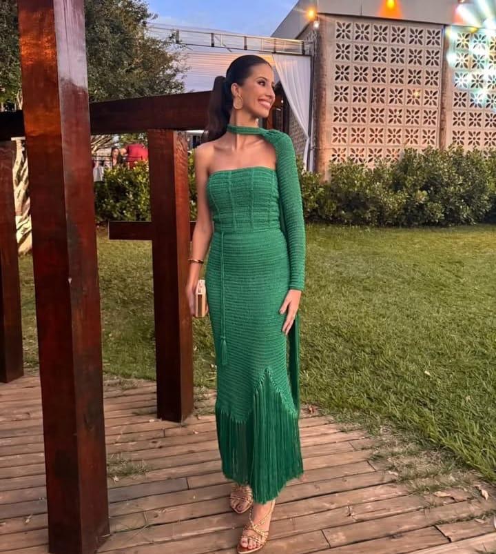 Vestido tomara que caia verde com echarpe