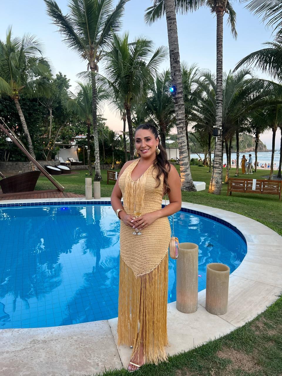 Vestido longo dourado com franjas